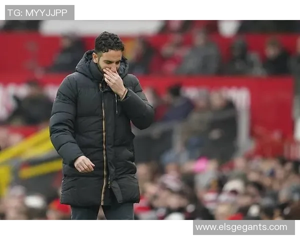 滕哈赫被曼联宣布解雇,球迷纷纷表示失望和不理解