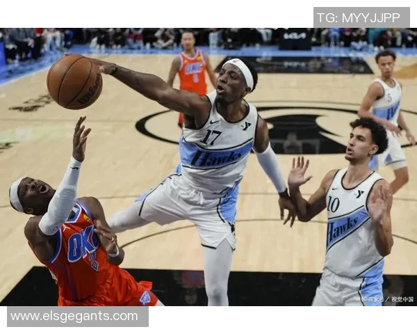 雷霆队强势击败马刺队以113比99的精彩战绩展现球队实力 雷霆队强势击败马刺队以113比99的精彩战绩展现球队实力